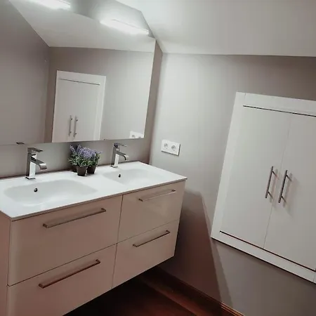 Gran Casa Pareada Con Piscina En Vigo. Playa: 9min Hotel 4*