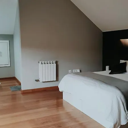 Gran Casa Pareada Con Piscina En Vigo. Playa: 9min Holiday home Vigo
