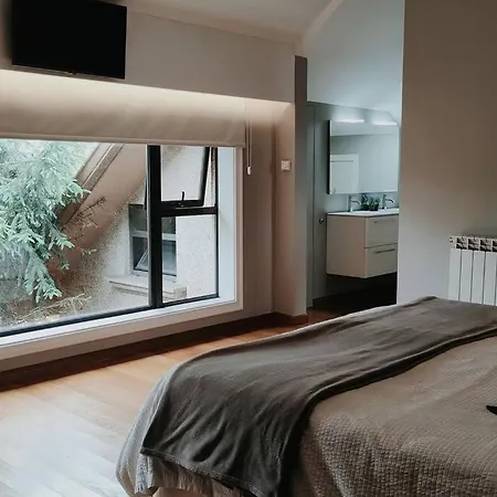 Gran Casa Pareada Con Piscina En Vigo. Playa: 9min 4* Vigo