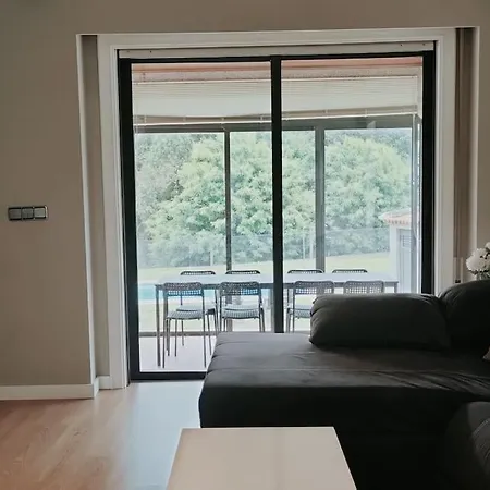 Gran Casa Pareada Con Piscina En Vigo. Playa: 9min 4* Vigo