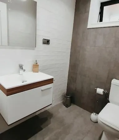 Gran Casa Pareada Con Piscina En Vigo. Playa: 9min